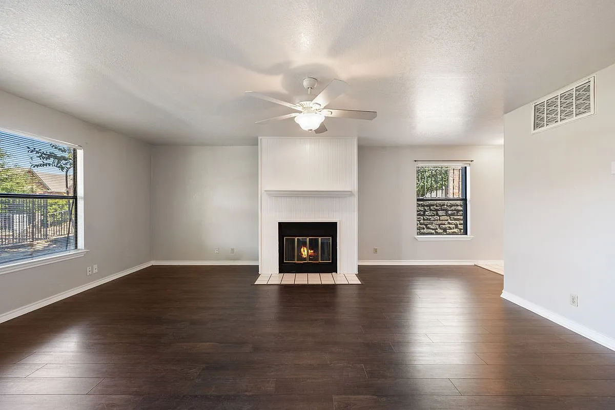 1 bed, 1.0 bath, 920 sqft, $1,350 — Photo 1