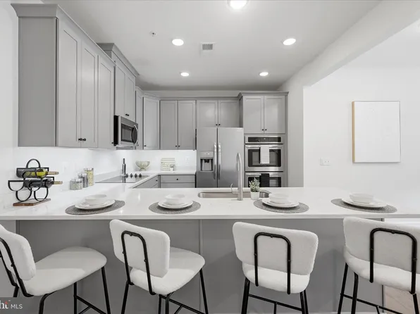 9815 Ames Dr, Manassas, VA 20110