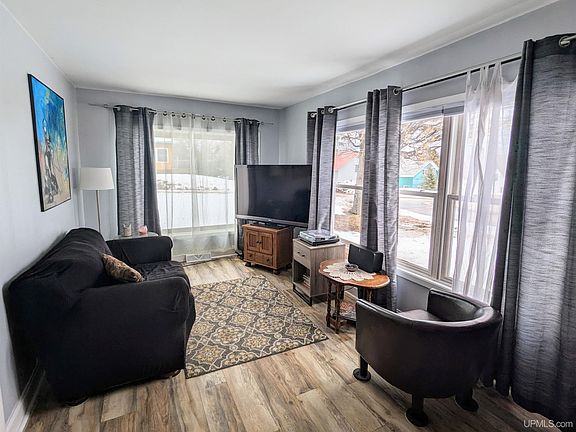 2nd image of 404 Schenk St