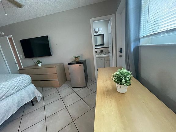 4th image of 820 SE 18th St #4