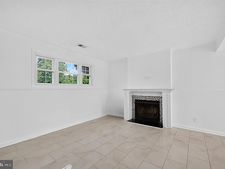 13296 Hollinger Ave — Photo 12