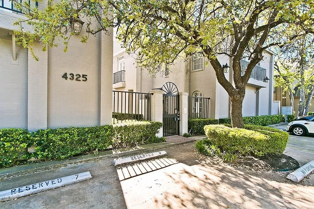 2 bed, 1.5 bath, 1062 sqft, $1,995 — Photo 2