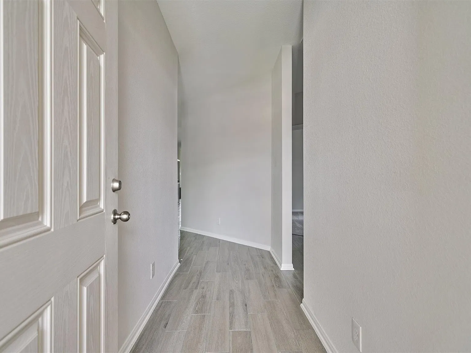 3 bed, 2.0 bath, 1915 sqft, $2,100 — Photo 3