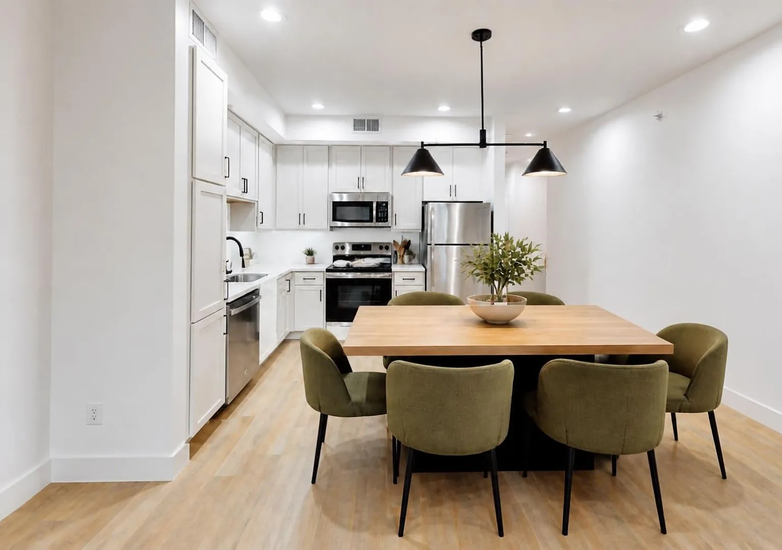 Nearly 900 Sf The Square's Oversized One-Bedroom Residence — Photo 1