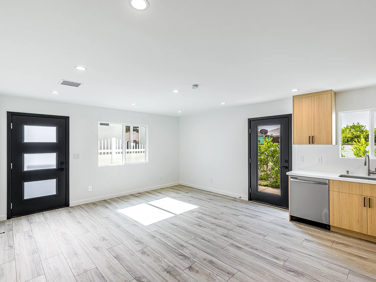 5751 Ensign Ave — Photo 4