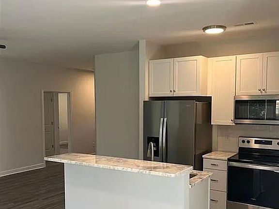 5th image of 1006 N Oakwood St