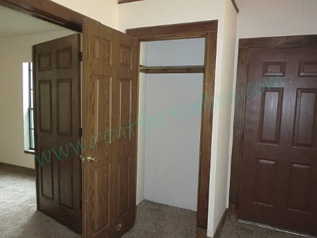5 bed, 2.0 bath, 1300 sqft, $2,500 — Photo 3