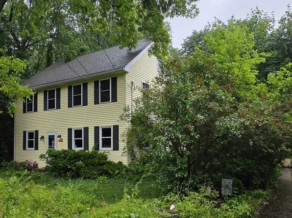 203 Lakeview Ave, Tyngsboro, MA 01879