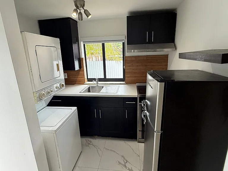 2900 SW 23rd St #2 — Photo 2