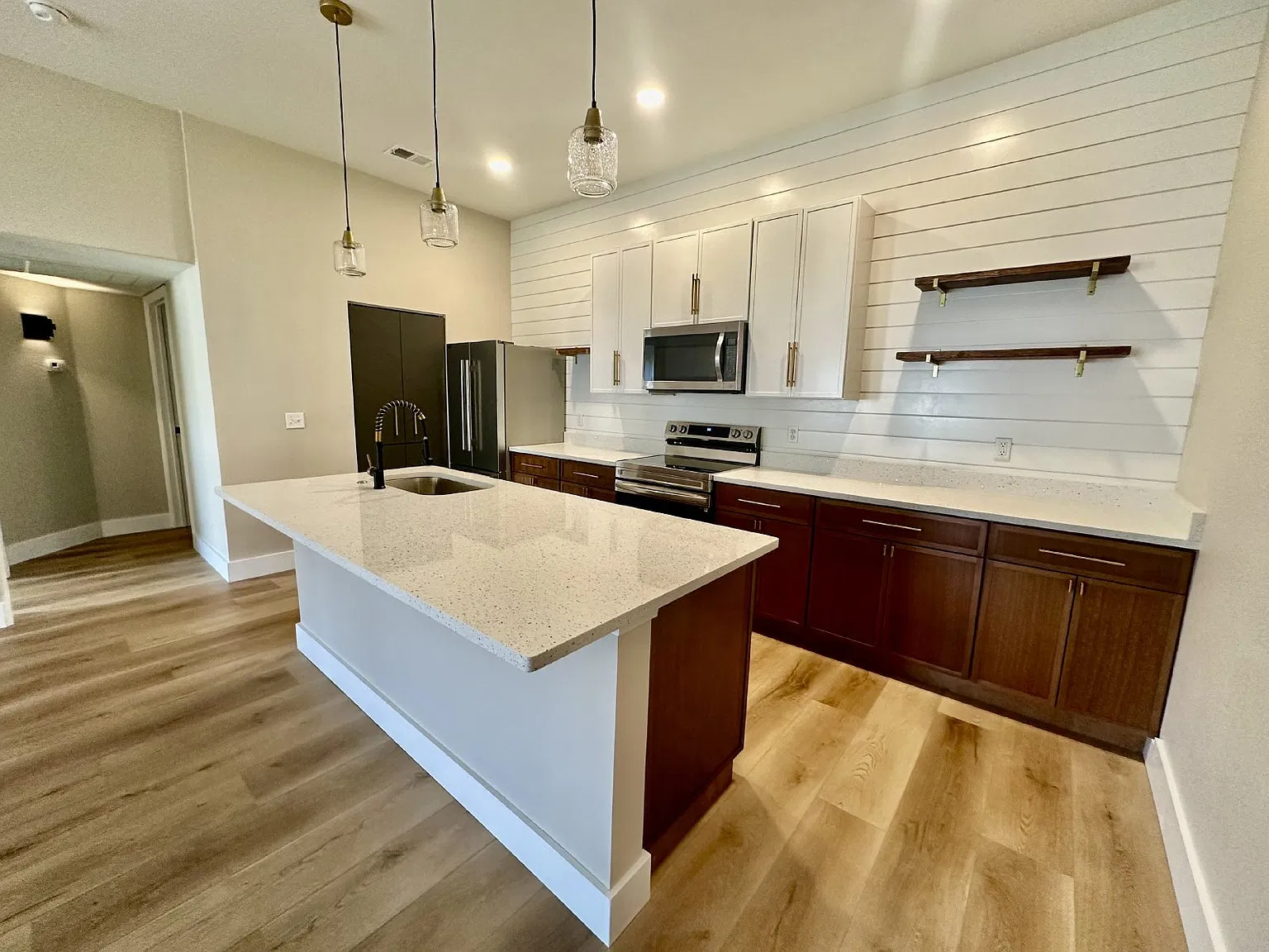 1 bed, 1.0 bath, 832 sqft, $1,695 — Photo 1