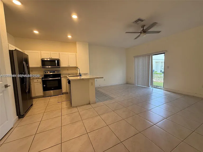 1100 SW 6th Ct #1100 — Photo 3