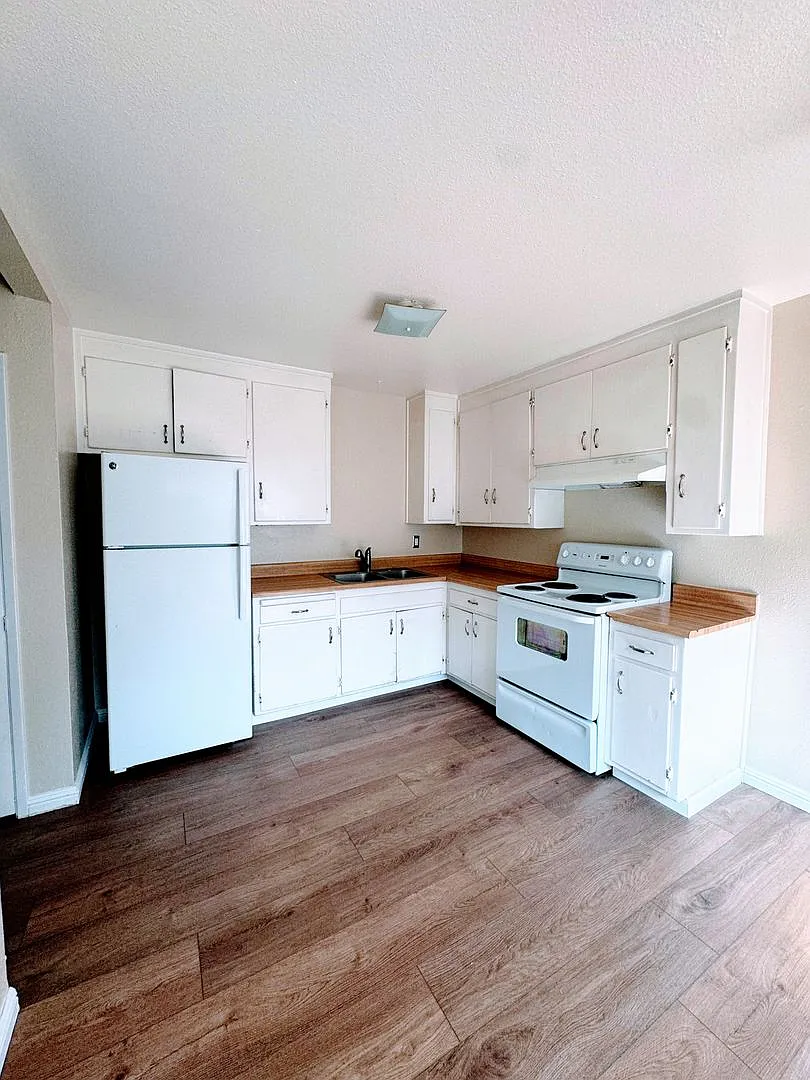 2 bedroom for Rent-New Interior Paint, Attached Garage — Photo 4