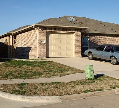 2nd image of 982 Lake Dr