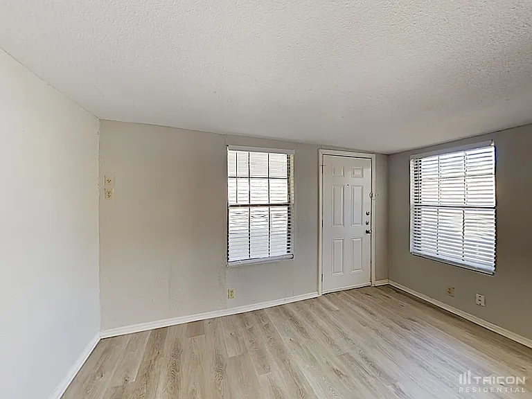 835 Live Oak Dr — Photo 7