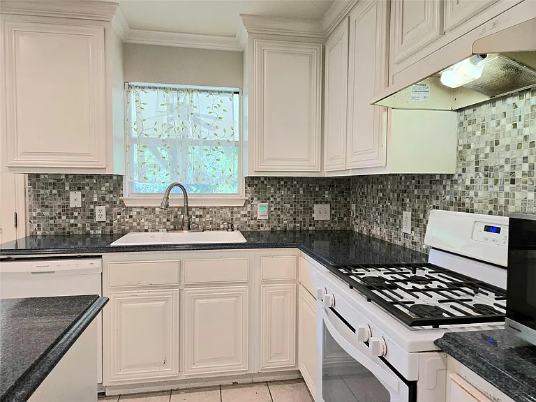 809 Sheraton Ave — Photo 10