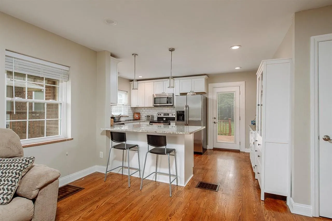 3 bed, 1204 sqft, $2,050 — Photo 3