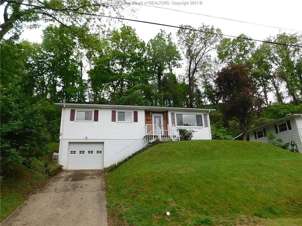 824 Sherwood Rd photo 1