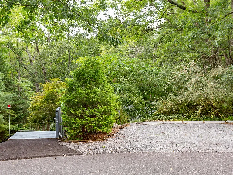 157 Greenwood Ct — Photo 3