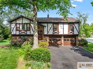 4 Darby Rd, Somerset, NJ 08873