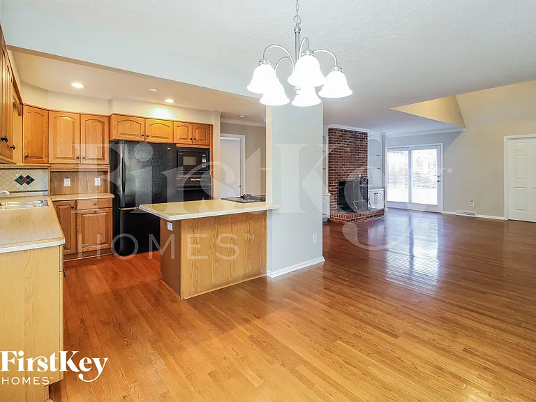1301 Westminster Dr — Photo 5