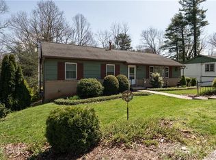 1106 Pinebrook Cir, Hendersonville, NC 28739