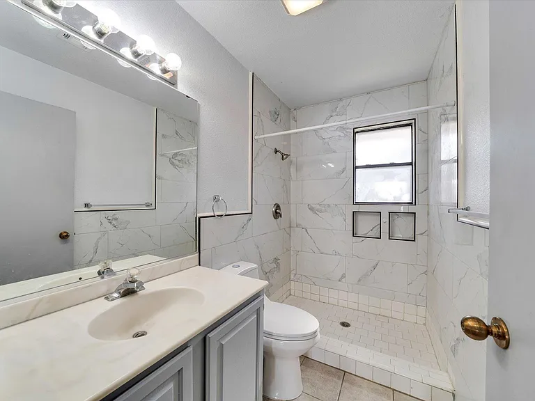 1129 W San Antonio St — Photo 14