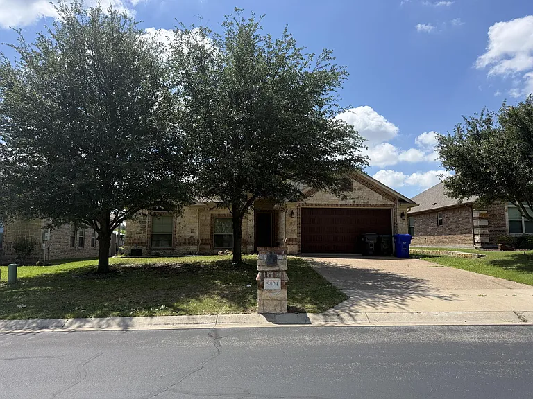 9804 Houston Dr — Photo 2
