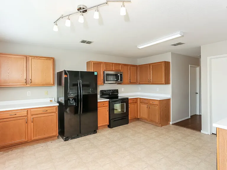1421 Krista Dr — Photo 7