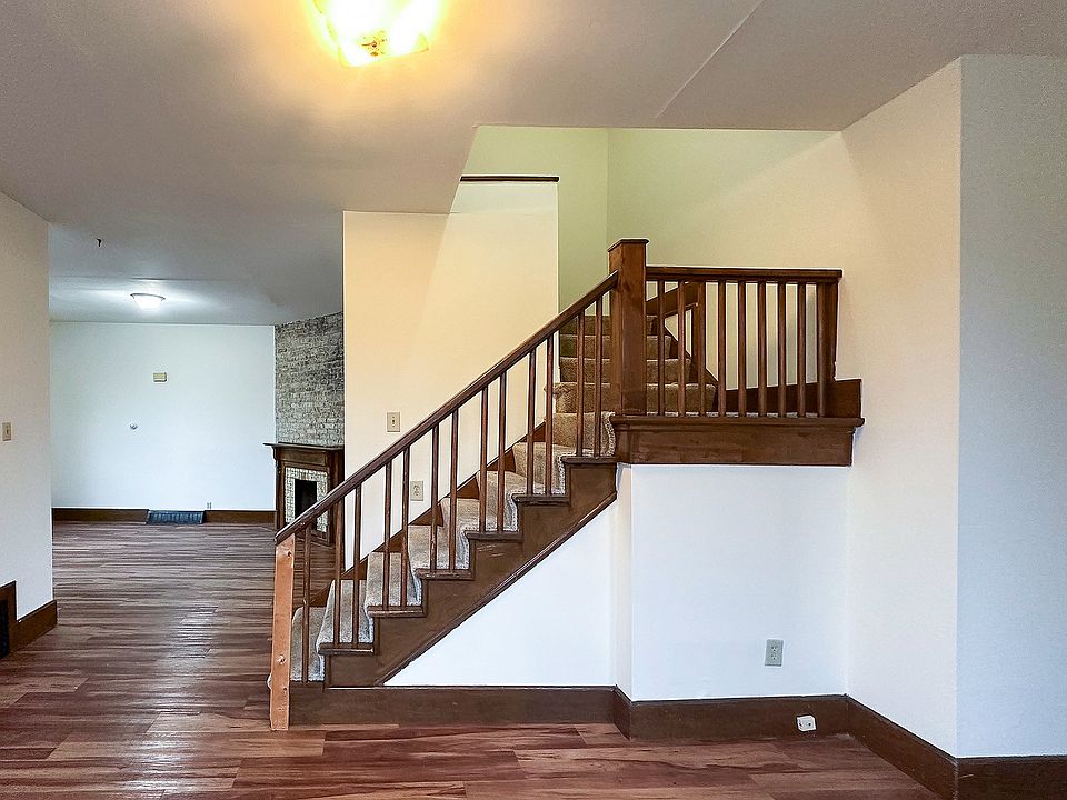 3 Bed / 1 Bath - 1,500 SF - Living Room
