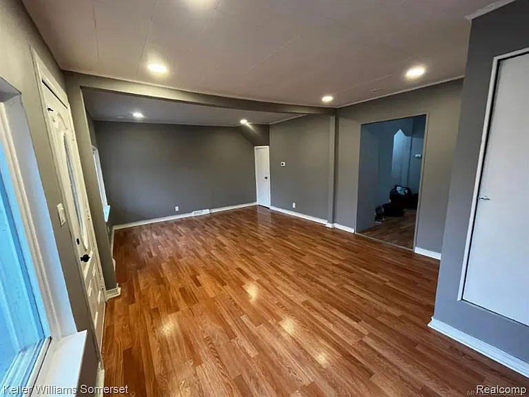 8647 Chalmers Ave — Photo 4