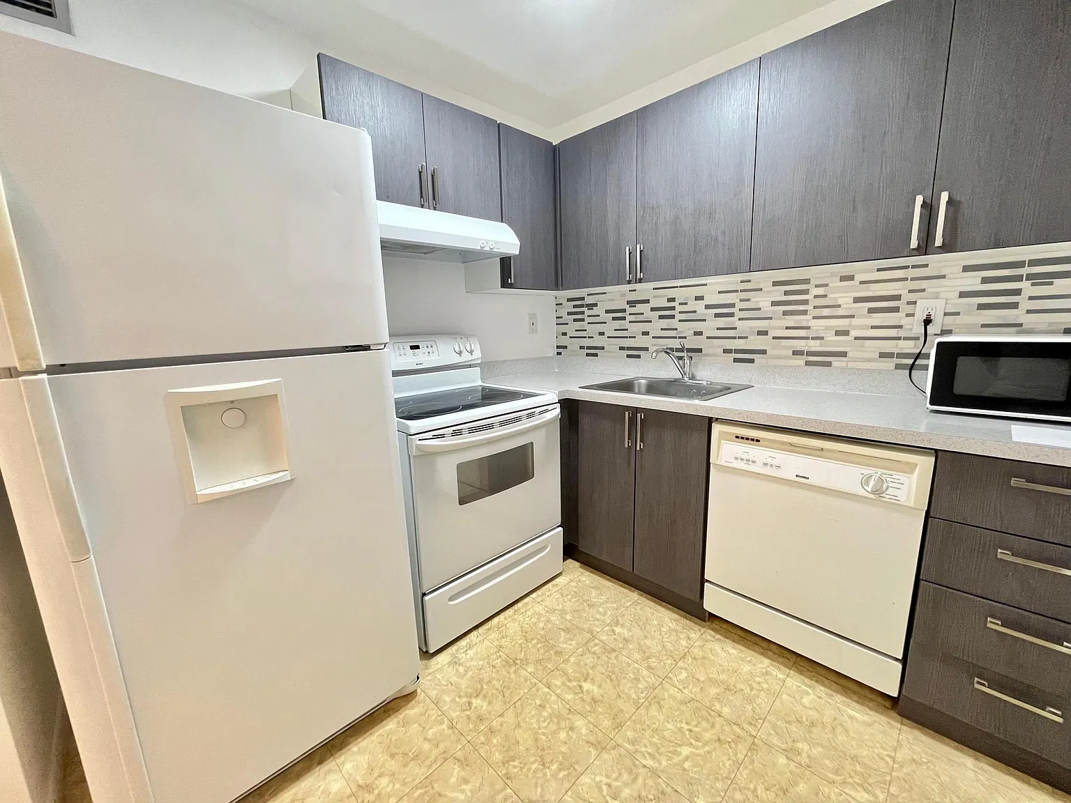 1 bed, 1.5 bath, 630 sqft, $2,000 — Photo 3