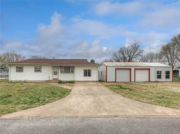 212 W Maverick St, Goodman, MO 64843