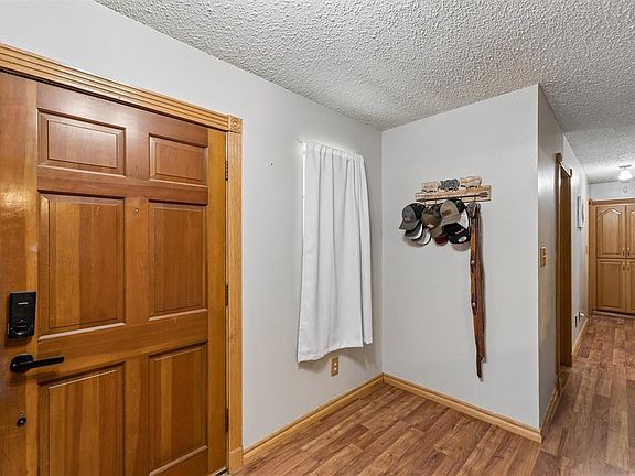 3rd image of 1008 W Washington Cir