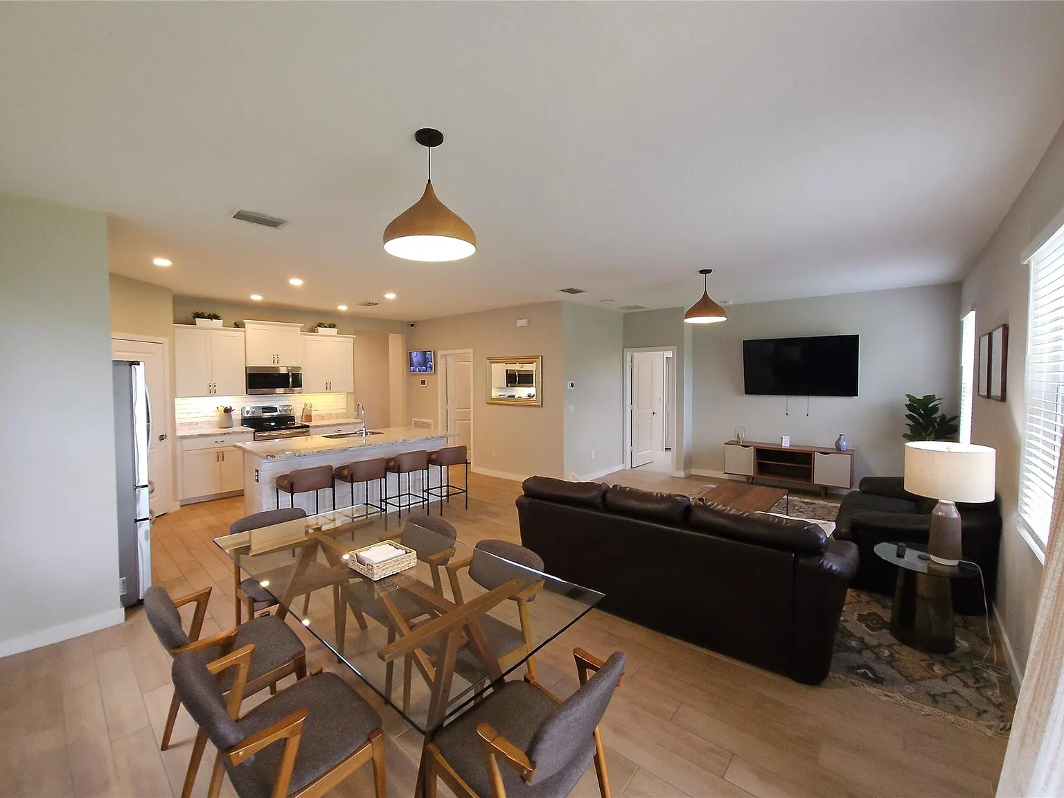 4 bed, 2.0 bath, 1752 sqft, $3,700 — Photo 3