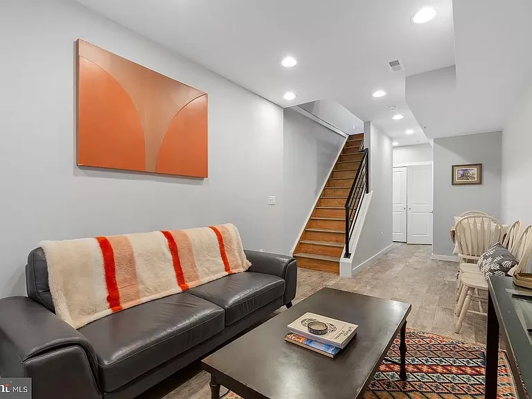 1843 E Oakdale St — Photo 24