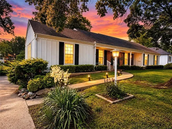 9516 Buena Vista St, Overland Park, KS 66207