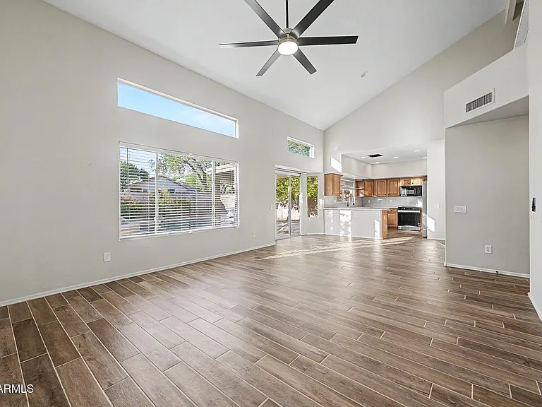 4522 E Rowel Rd — Photo 21