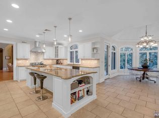 4 Glencarl Rd, Upper Saddle River, NJ 07458