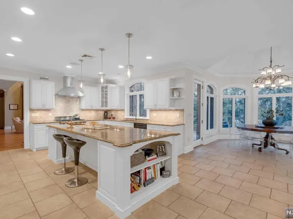 4 Glencarl Rd, Upper Saddle River, NJ 07458