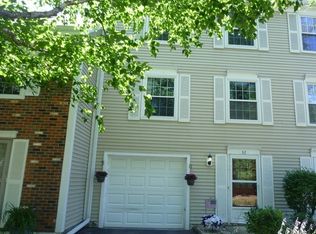 32 Hickory Ln, Cary, IL 60013