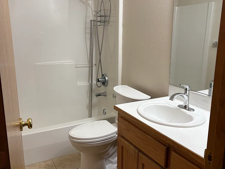 Bathroom between Room 1 and 2