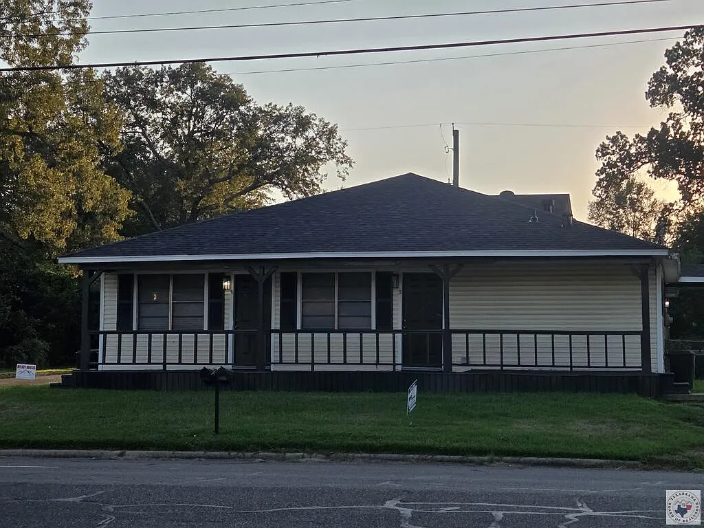 2 bed, 1.0 bath, 1840 sqft, $1,300 — Photo 1