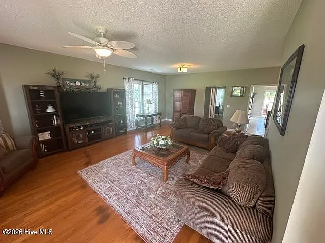 5 bed, 3.0 bath, $2,500 — Photo 2