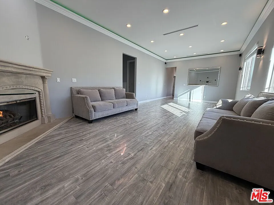 3 bed, 2.0 bath, 1380 sqft, $4,200 — Photo 3