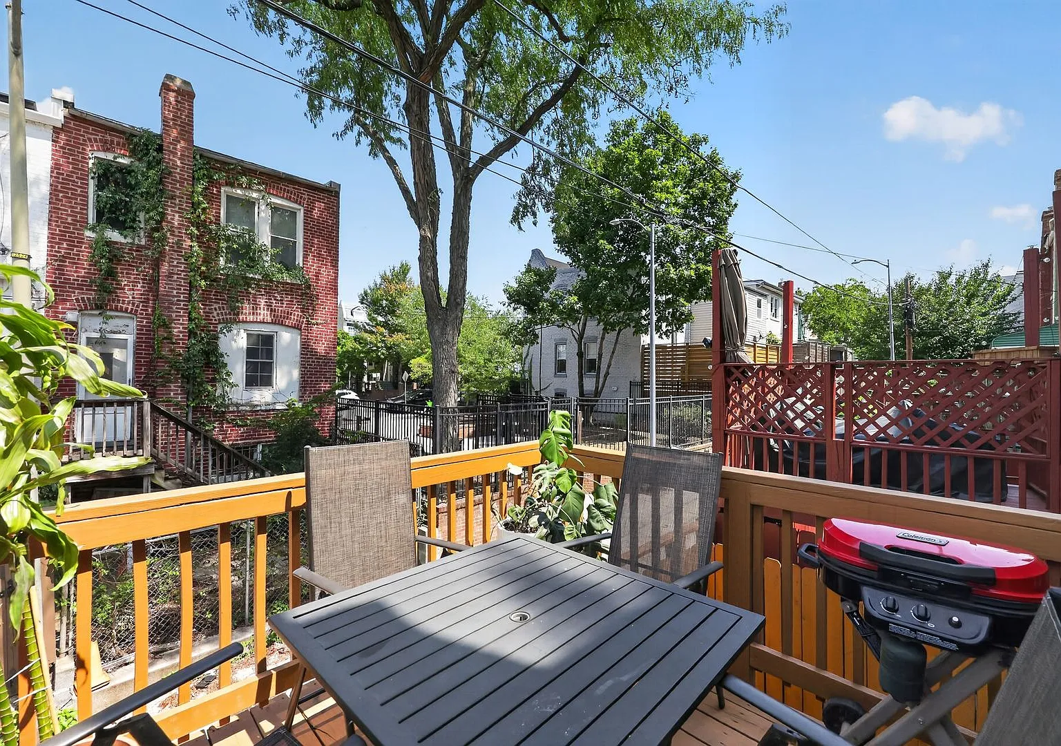 Charming Wardman-Style Rowhouse in Columbia Heights Private Deck & Fenced Yard — Photo 4