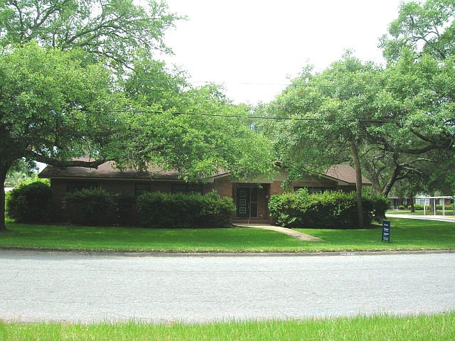 1st image of 2902 Wildwood Dr