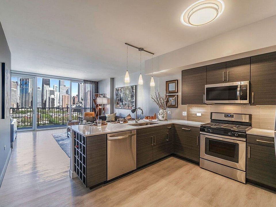 1st image of 925 N Orleans St #503
