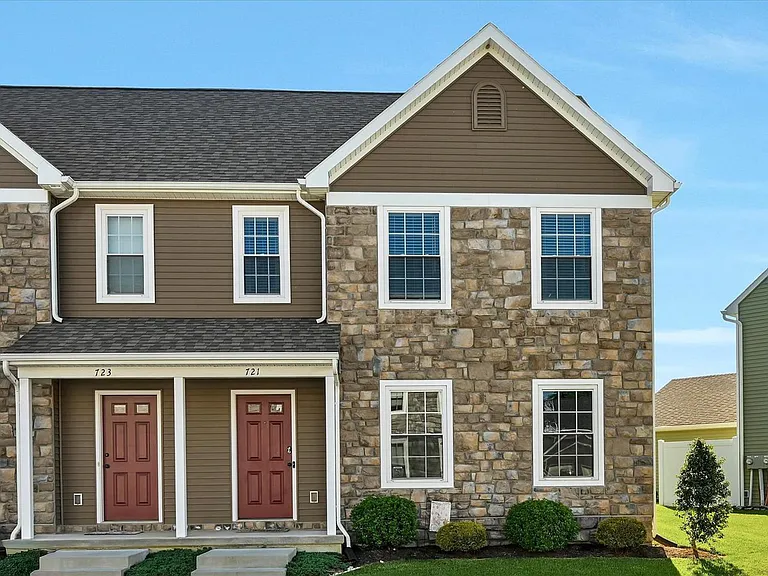 721 Farmwood Ln — Photo 2