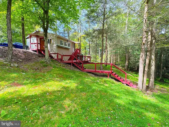 21 Sassafras Ln, Equinunk, PA 18417