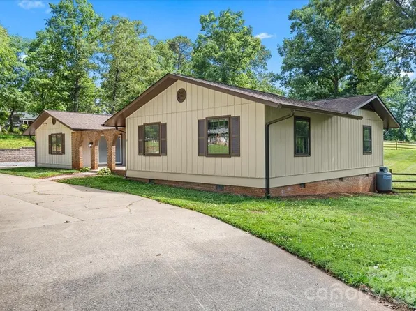 4024 Wandering Ln NE, Hickory, NC 28601